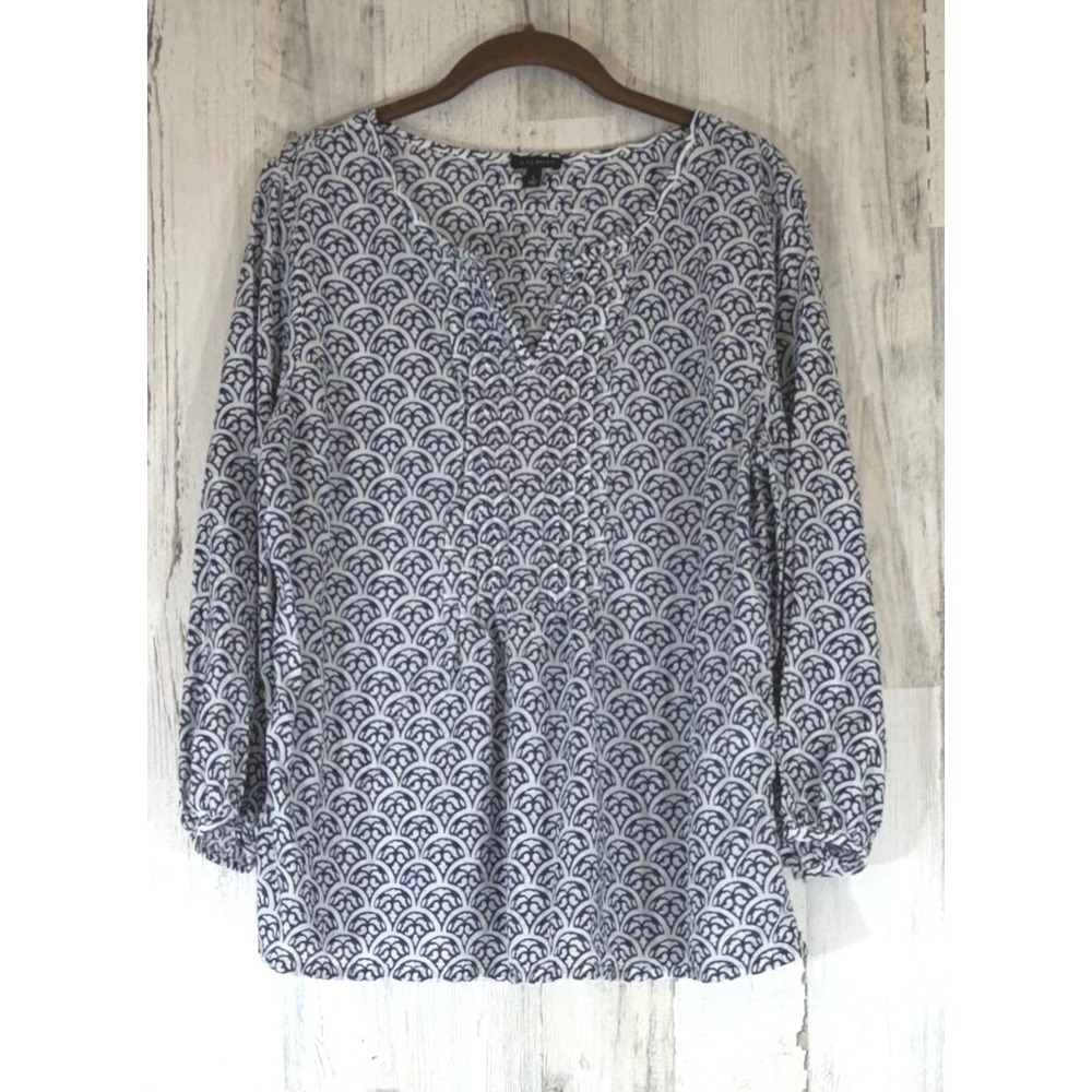 Talbots Blouse Large Blue White‎ Geometric Scallop Pintuck Pleats Cotton V-Neck